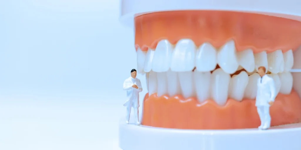 خيط تنظيف الأسنان المستخدم بين الأسنان
